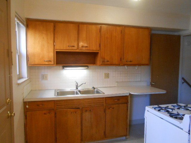 145 King  Ave  -Kitchen 02