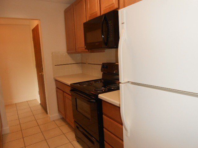 150-161 W. Maynard (Flats)- Kitchen 08