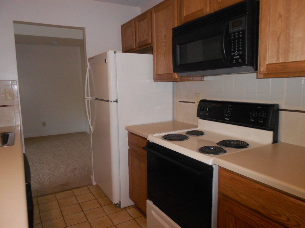 150-161 W. Maynard (Flats)- Kitchen 06