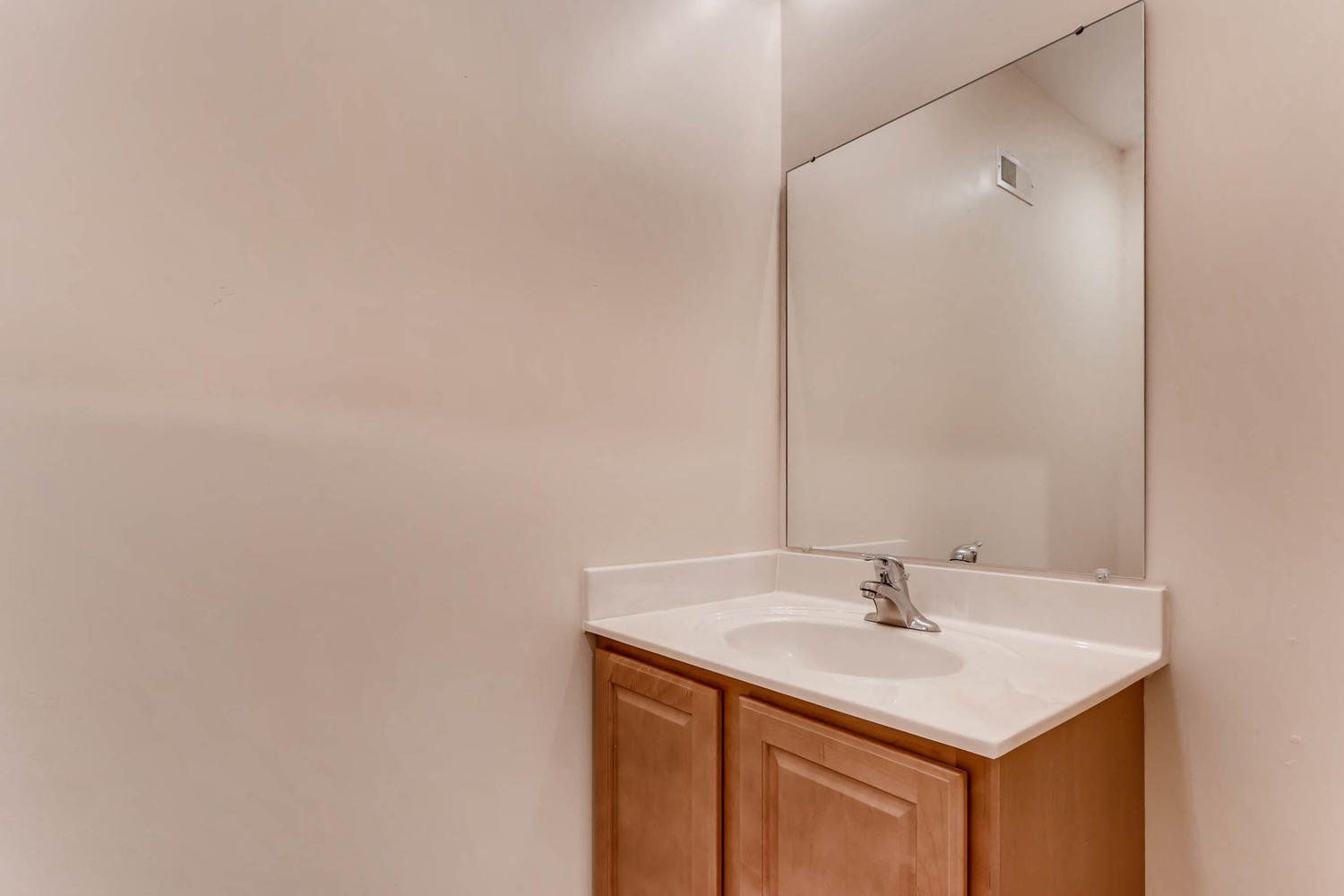 1523-1529 N. Wall St bathroom