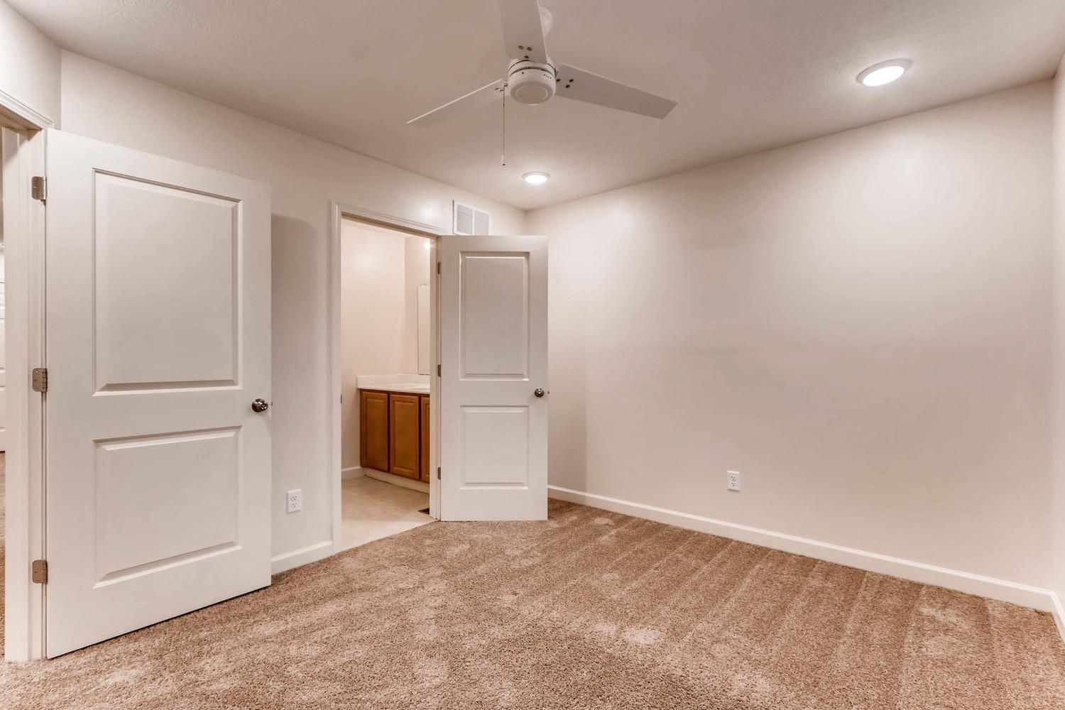 1523-1529 N. Wall St bedroom