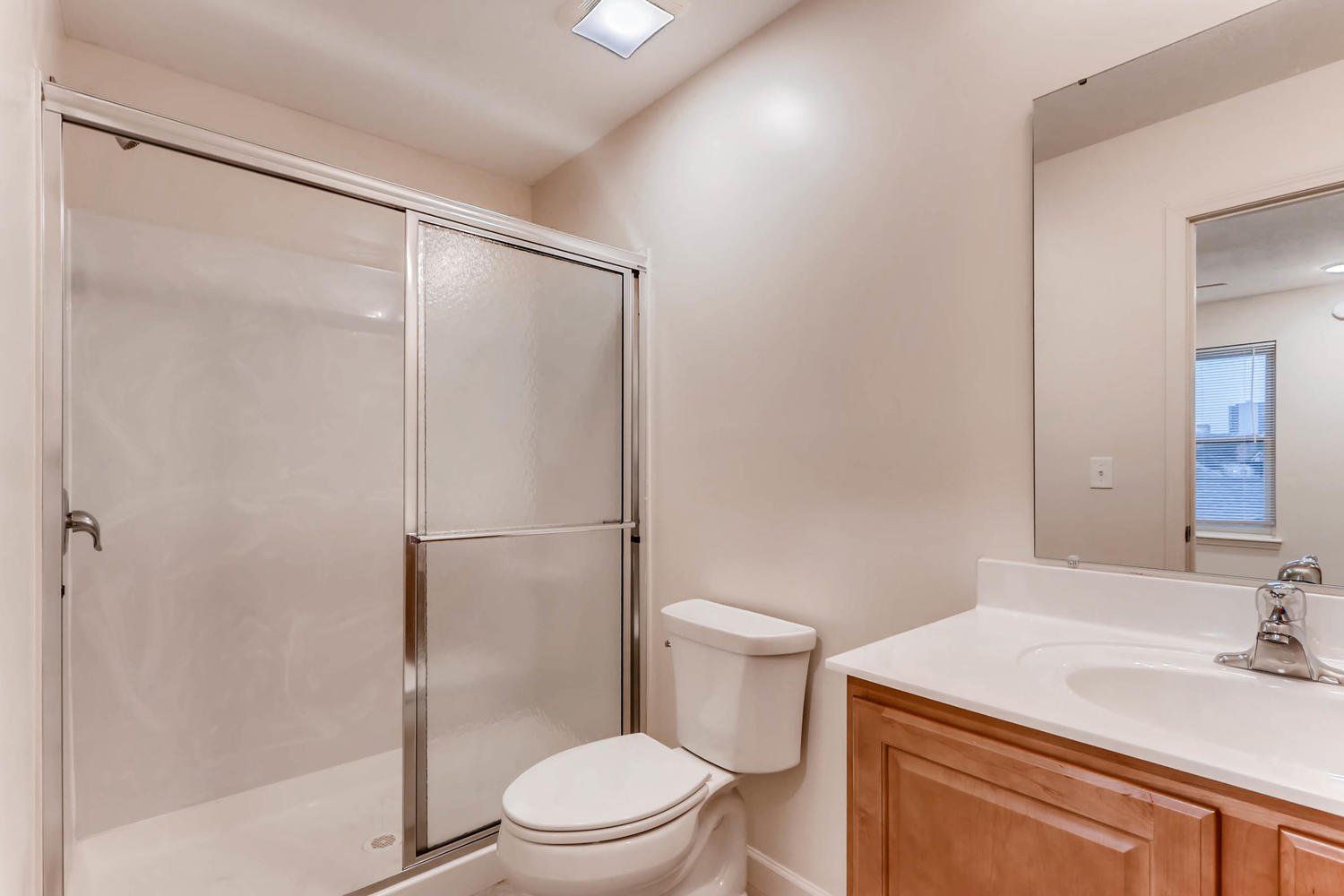 1523-1529 N. Wall St bathroom