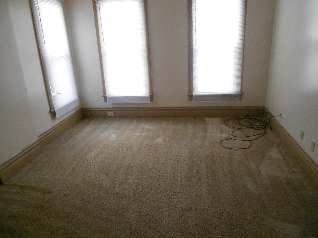 1543 Summit Street - Living Room 04