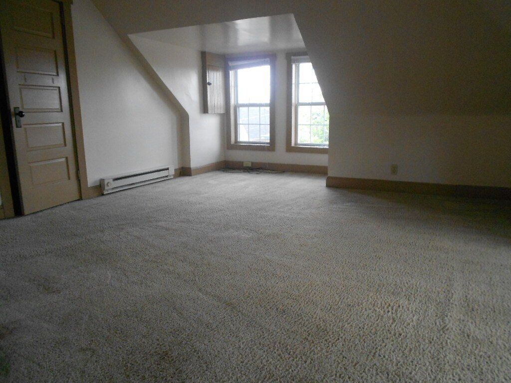 1543 Summit Street - Living Room 03