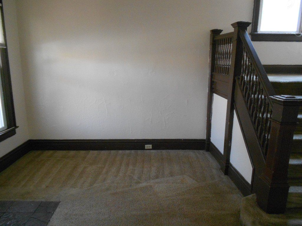 1543 Summit Street - Living Room 05