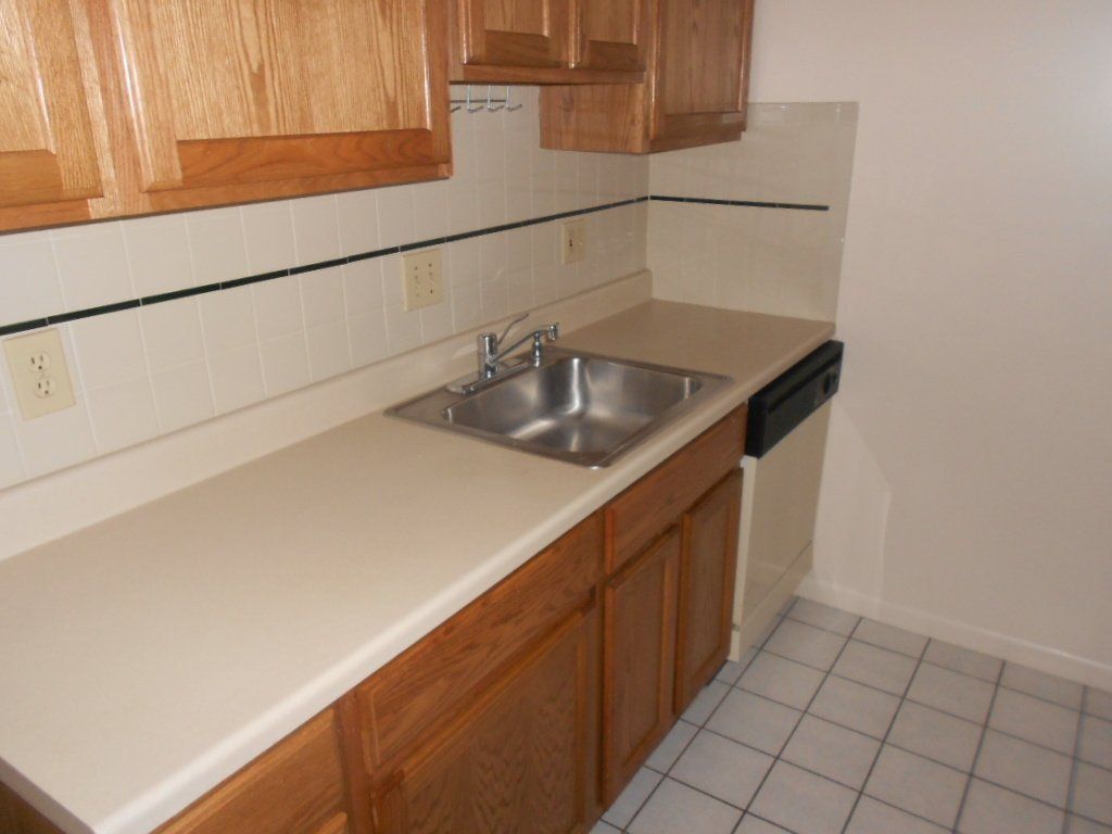 1556 - 1562 Hunter Ave kitchen counter