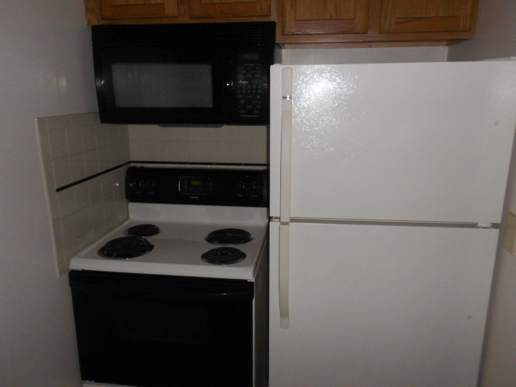 1556 - 1562 Hunter Ave white appliances