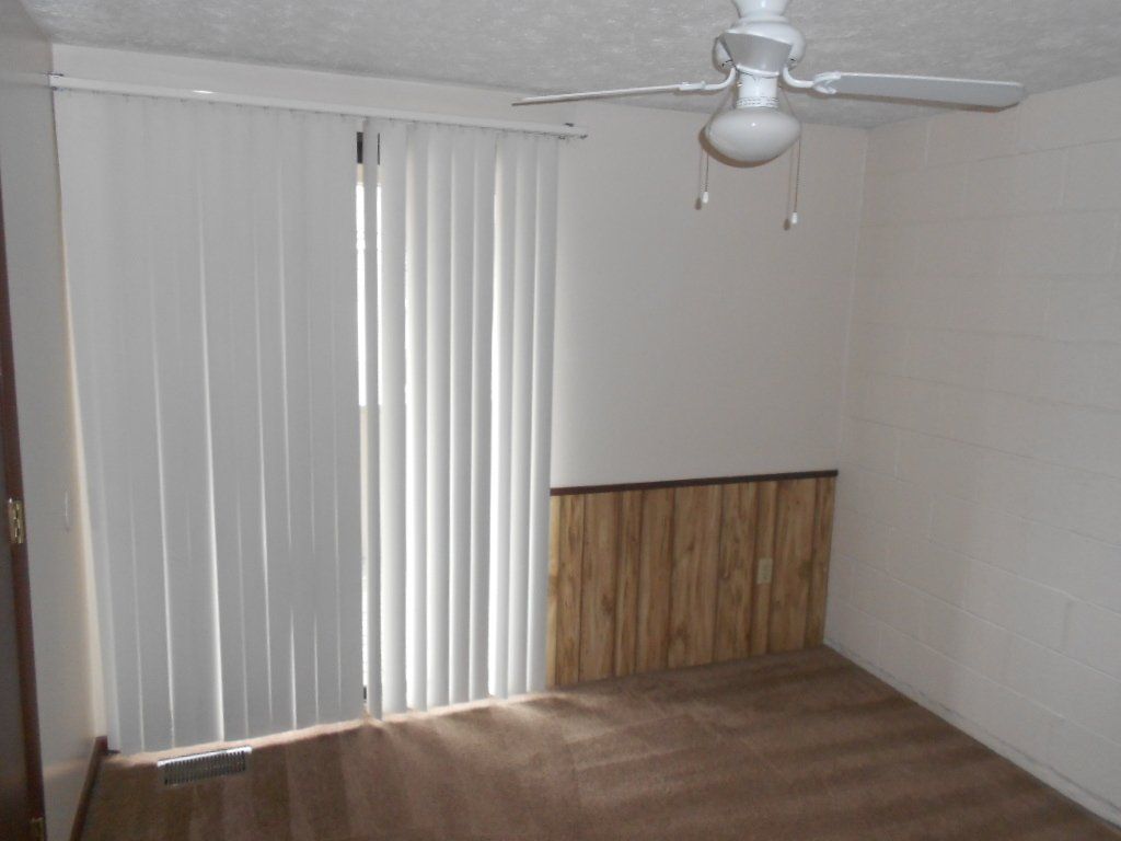 1556 - 1562 Hunter Ave living room 3