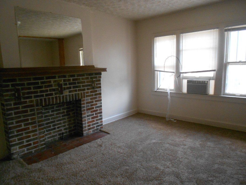 160-166 W. Northwood - Living Room 02