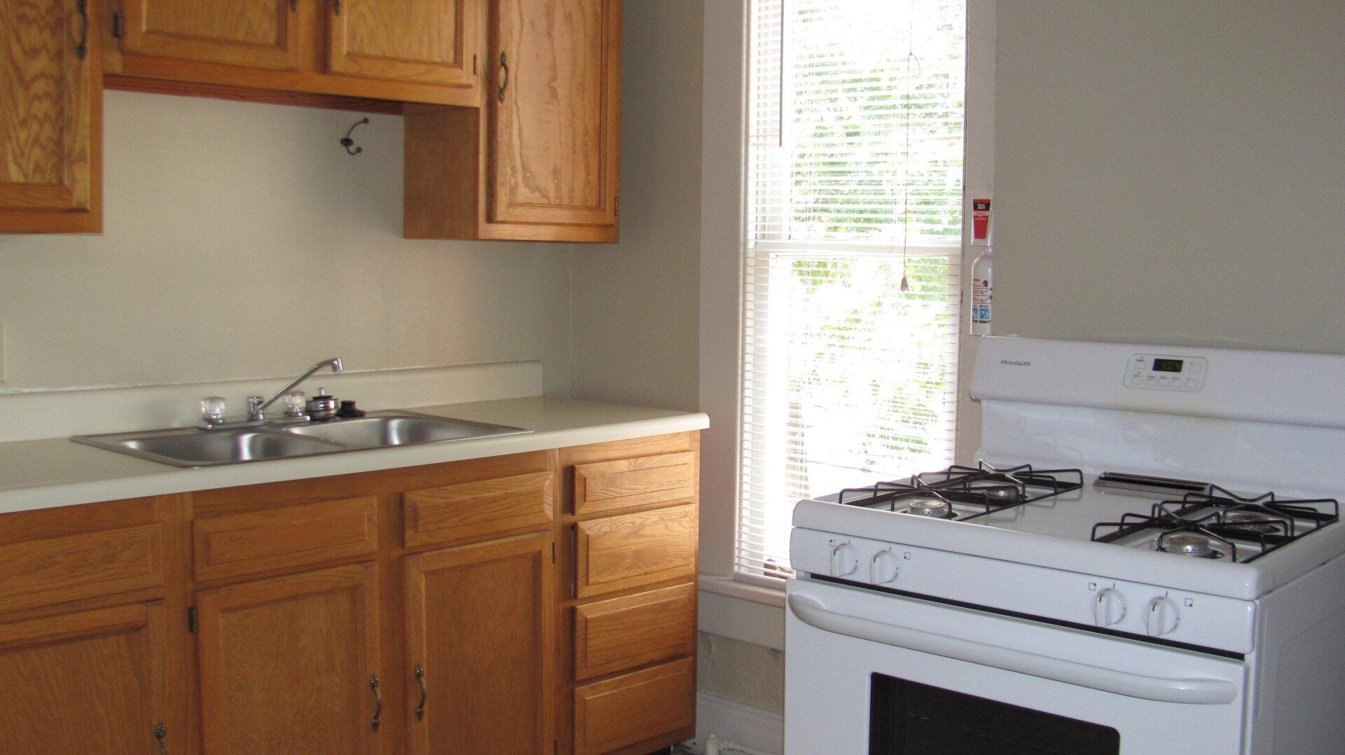 24-26 W. Oakland Ave interior 6