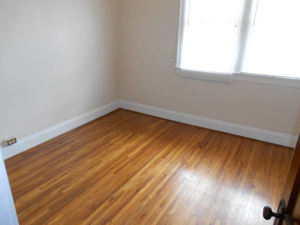 627 Neil Ave bedroom