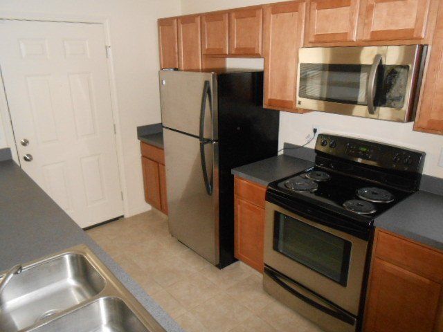 27-29-wilcox-st- Open kitchen with appliances