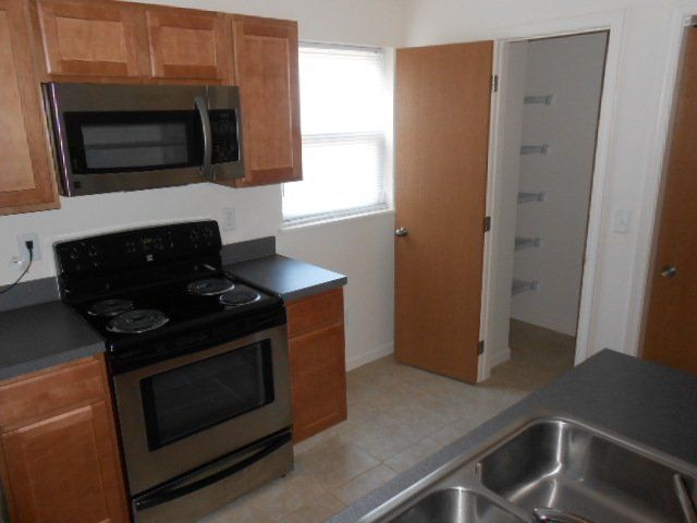 27-29-wilcox-st- Kitchen with frige