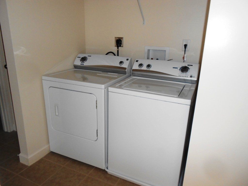 271 E. Northwood Ave laundry