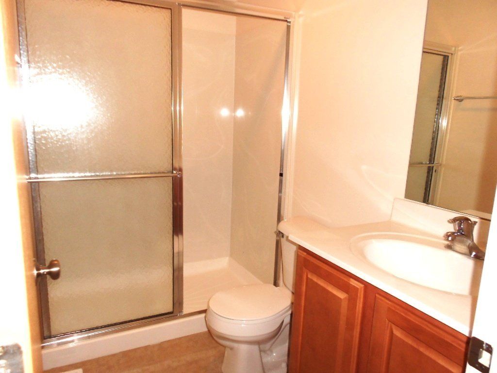 271 E. Northwood Ave bathroom