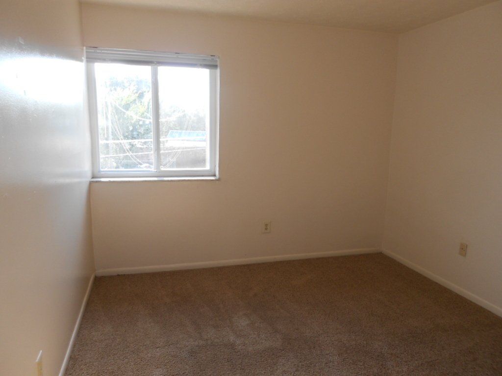 31-35-e-12th-ave- Bedroom with window
