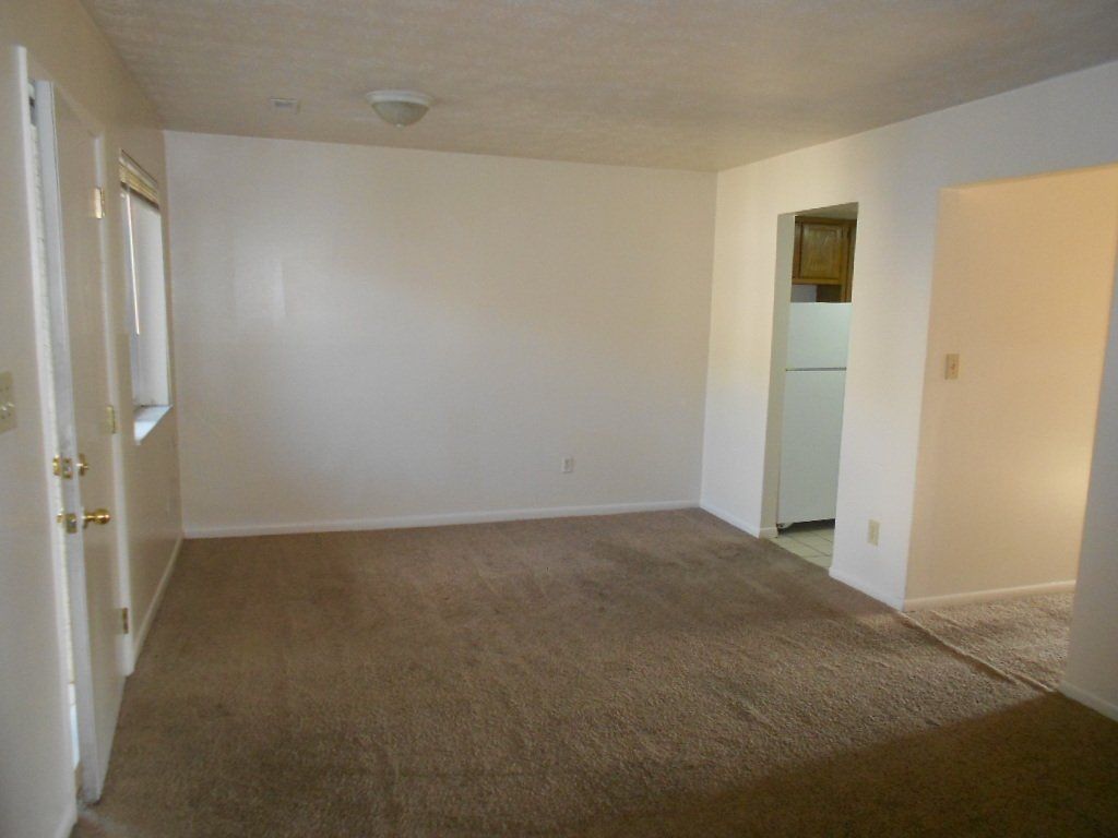 31-35-e-12th-ave- Living room