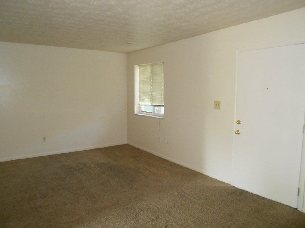 31-35-e-12th-ave- Living room with front door