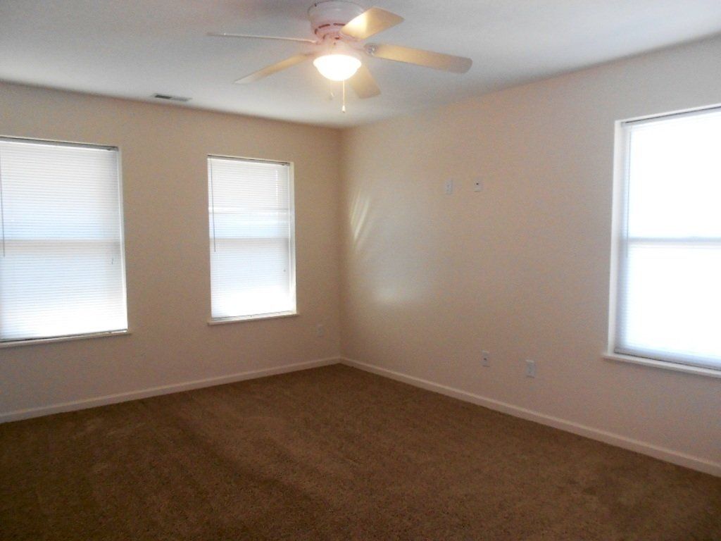 31-wilcox-st- Bedroom with window and ceilling fan