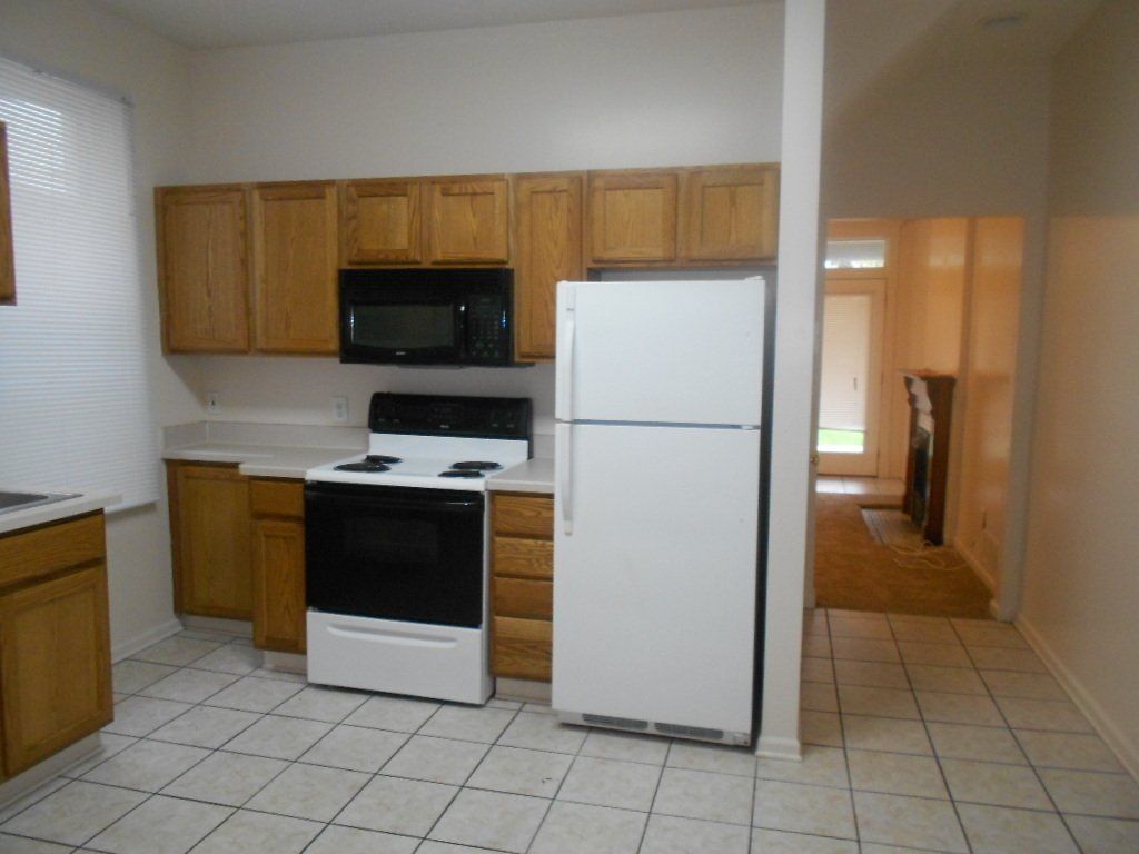 39-E-Patterson- Kitchen with appliances