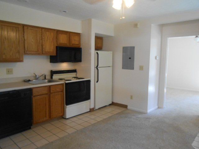 44 E. 12th Ave. Apt. A living room 4