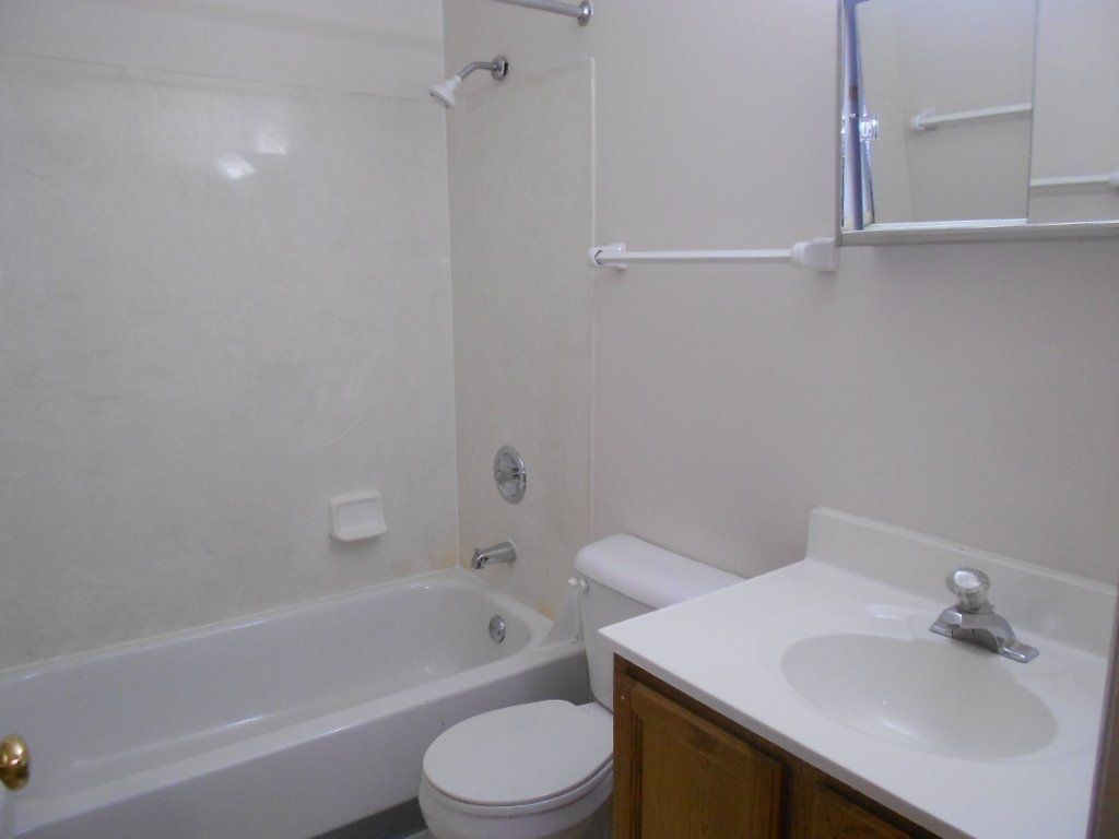 606 Riverview Dr. -Bathroom 01
