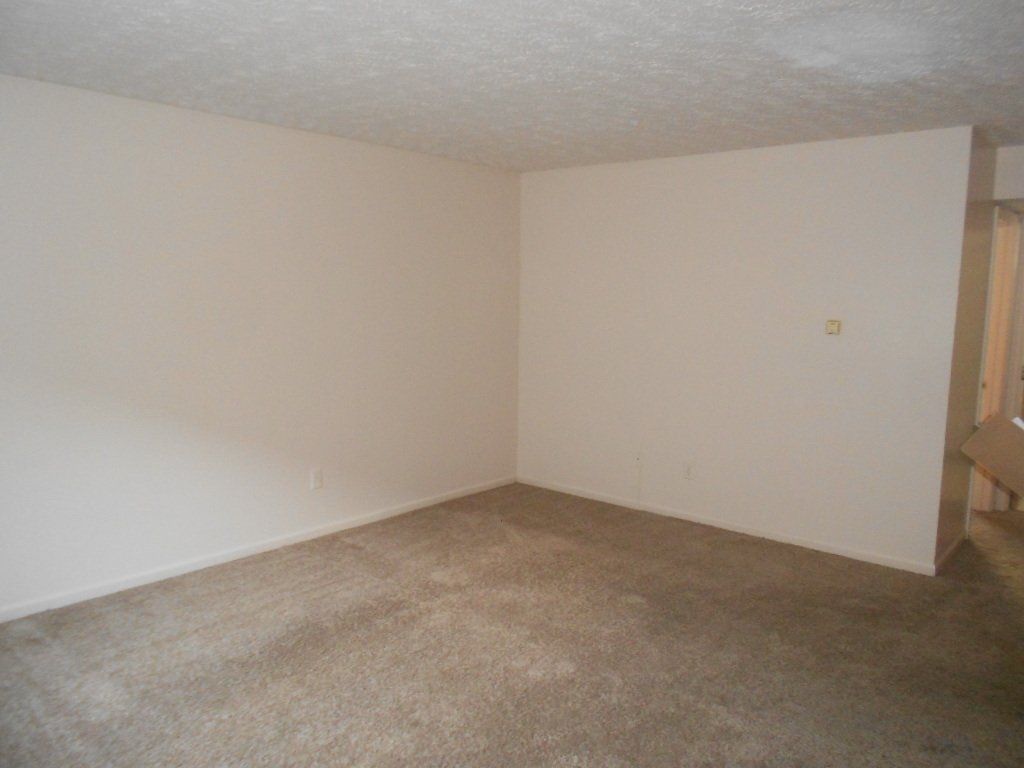 606 Riverview Dr. -Living Room 01