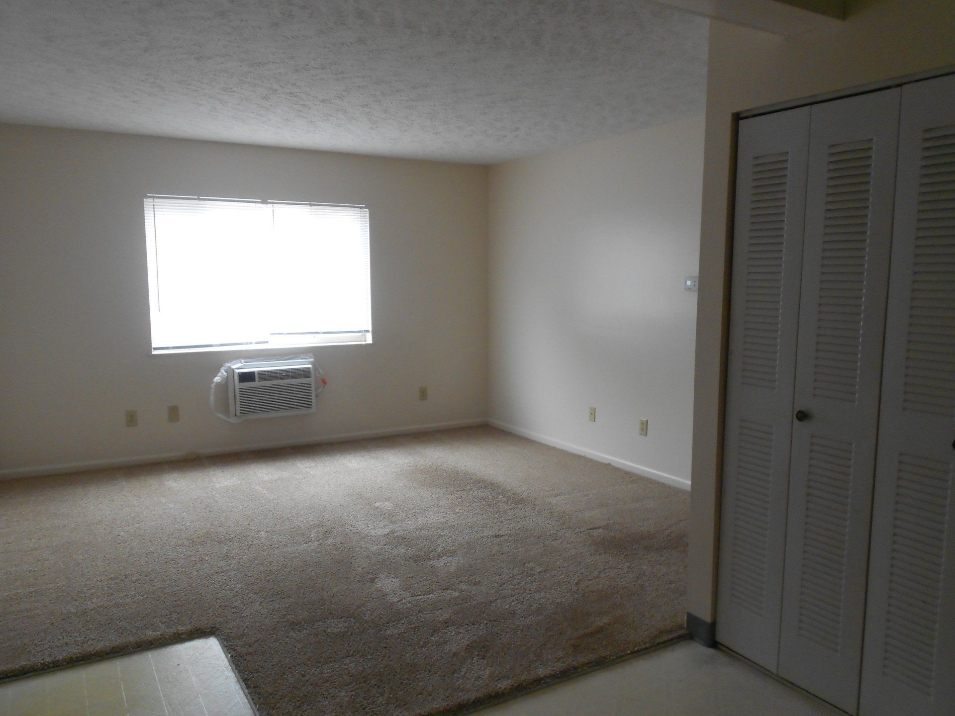 606 Riverview Dr interior 4