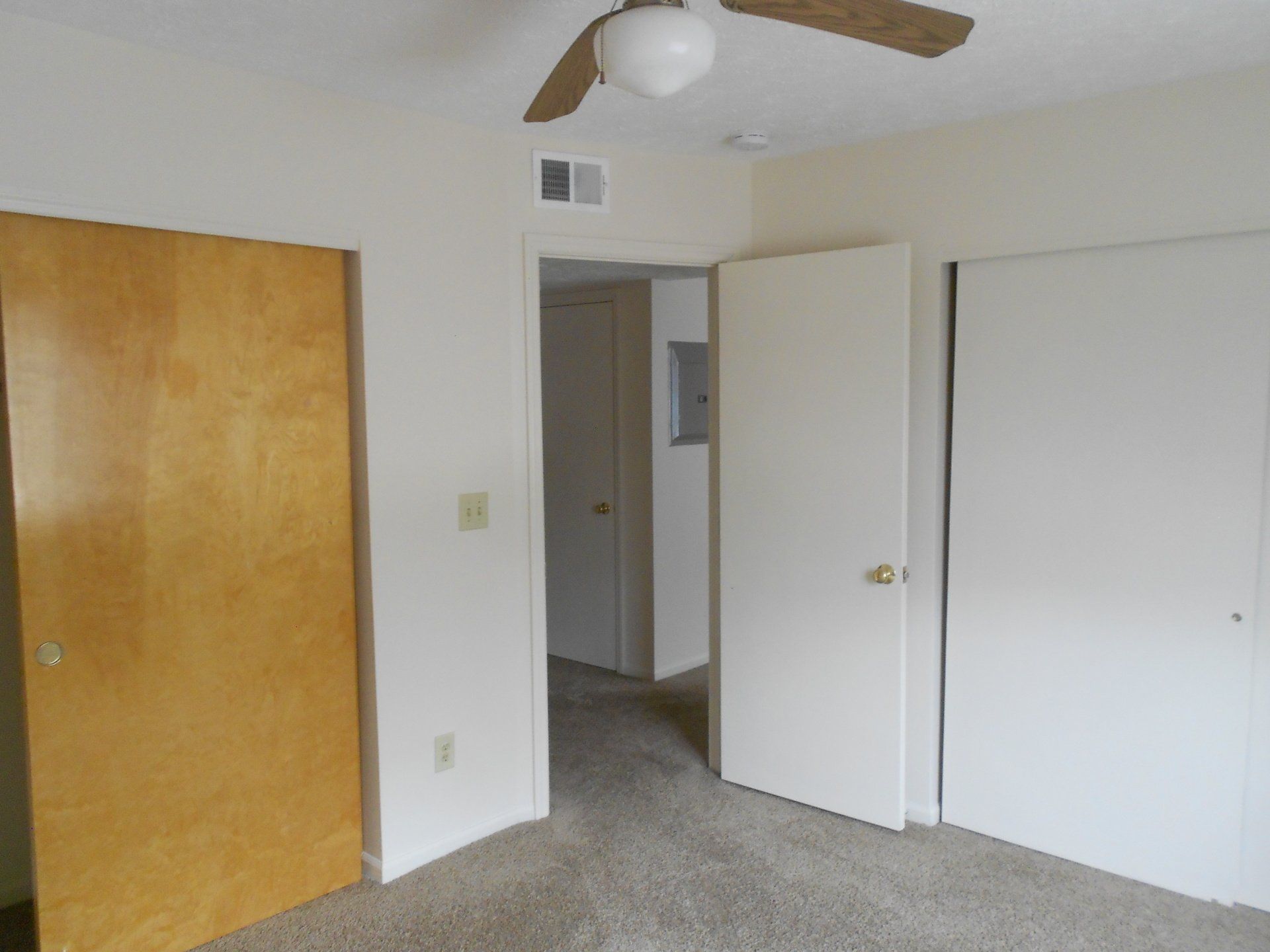 606 Riverview Dr interior 5