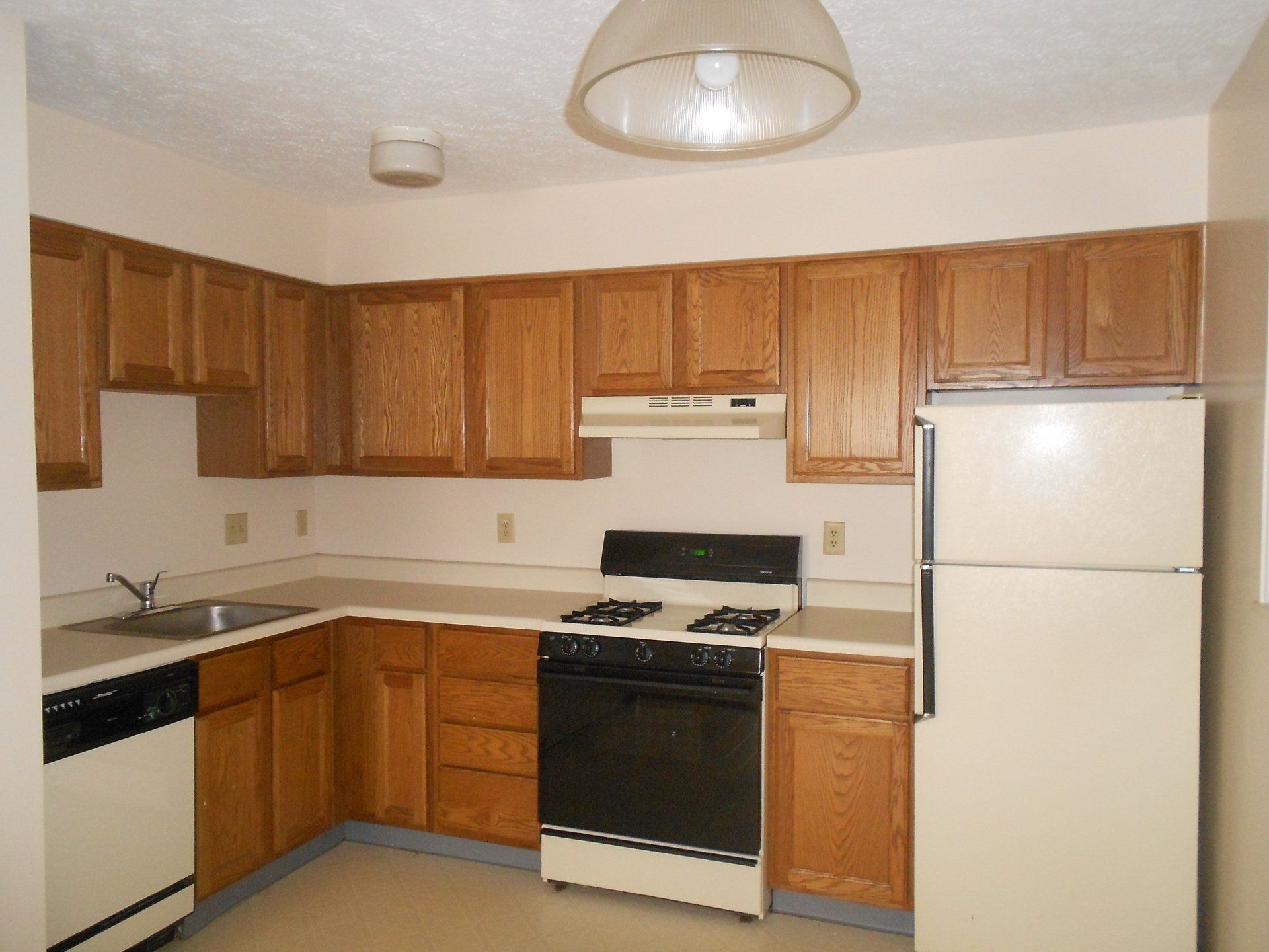 606 Riverview Dr interior 3