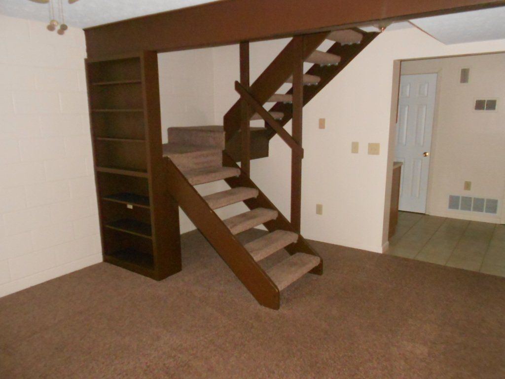 1556 - 1562 Hunter Ave staircase 3