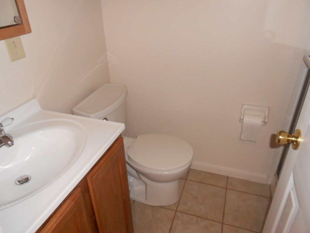1556 - 1562 Hunter Ave toilet