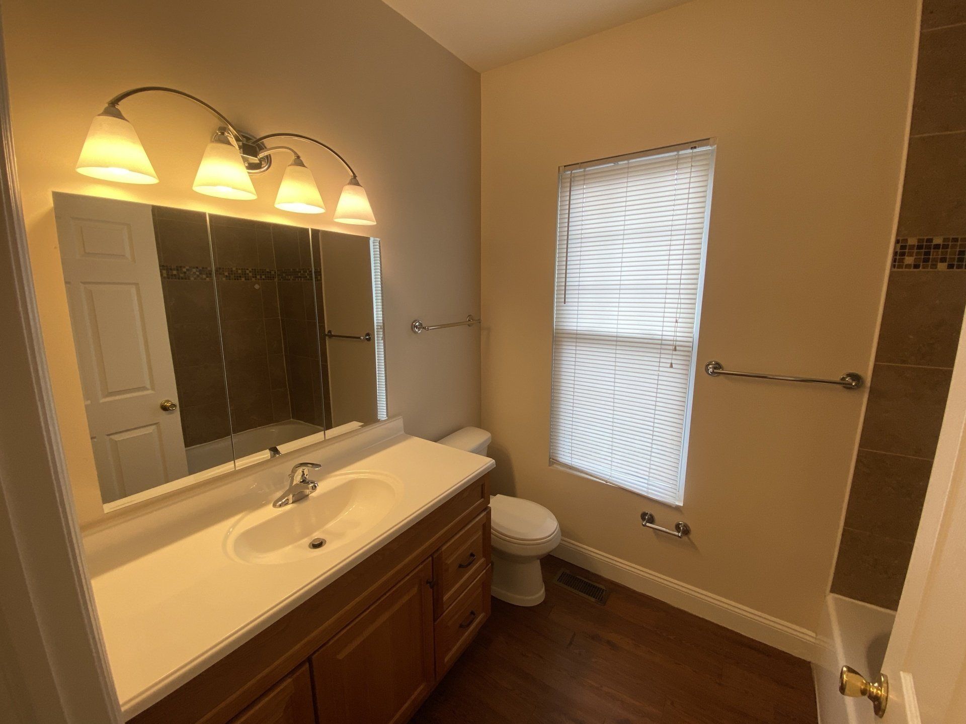 91-93 W. Northwood Ave bathroom