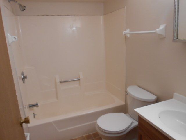 1417 - 1423 Hunter bathroom 2