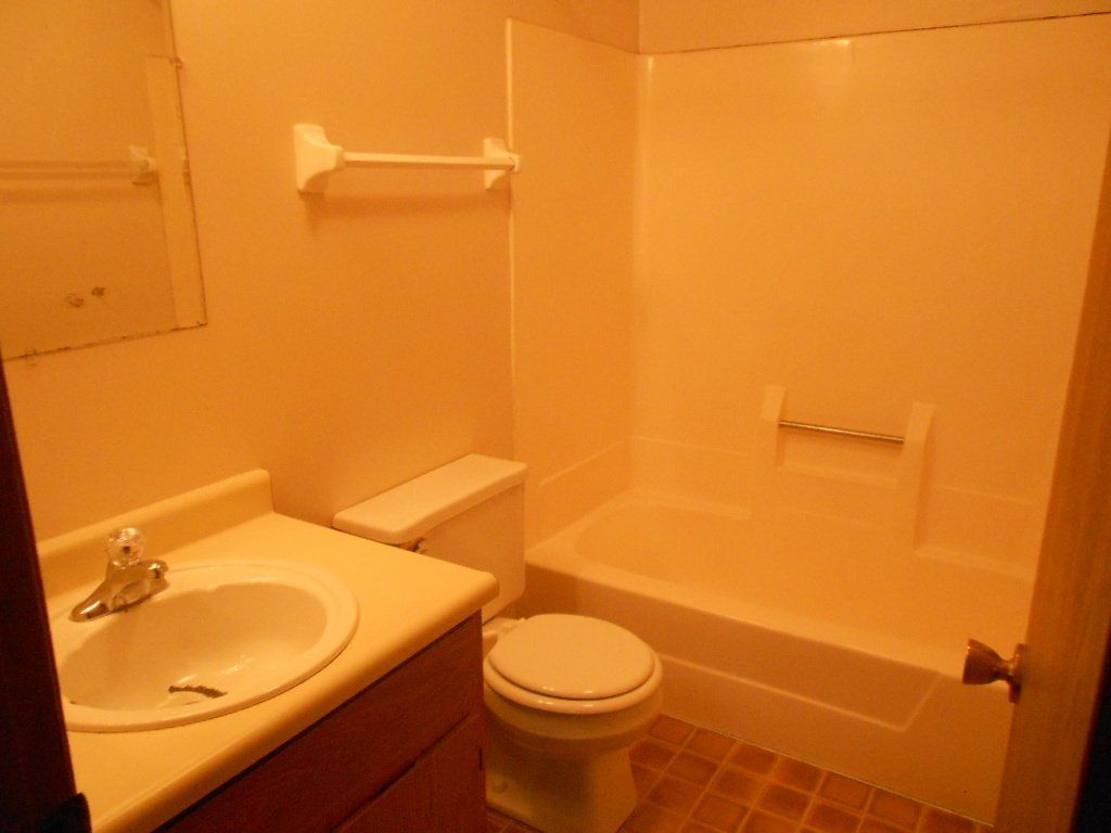 1417 - 1423 Hunter bathroom 1