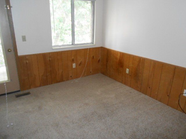 1417 - 1423 Hunter living room 2