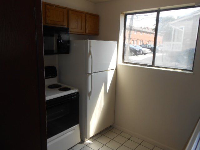 1556 - 1562 Hunter Ave kitchen