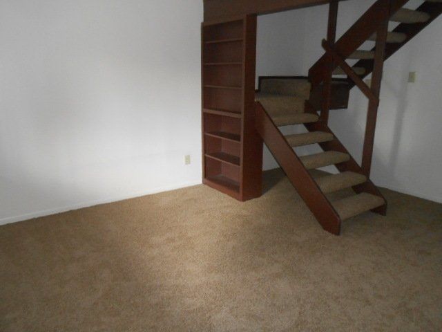 1556 - 1562 Hunter Ave staircase