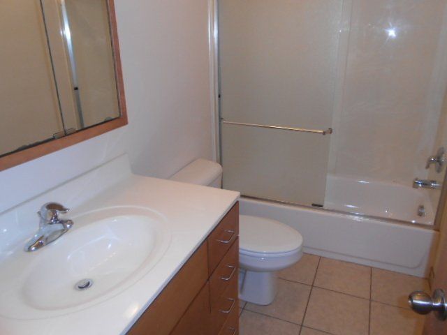 2471-2473 N. Wall St bathroom