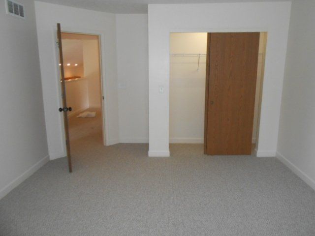 2471-2473 N. Wall St bedroom 4