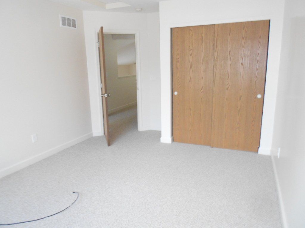 2471-2473 N. Wall St bedroom