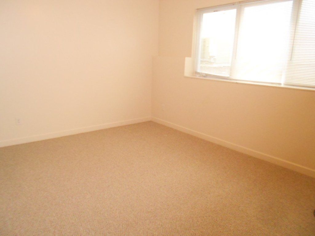 2471-2473 N. Wall St bedroom 1