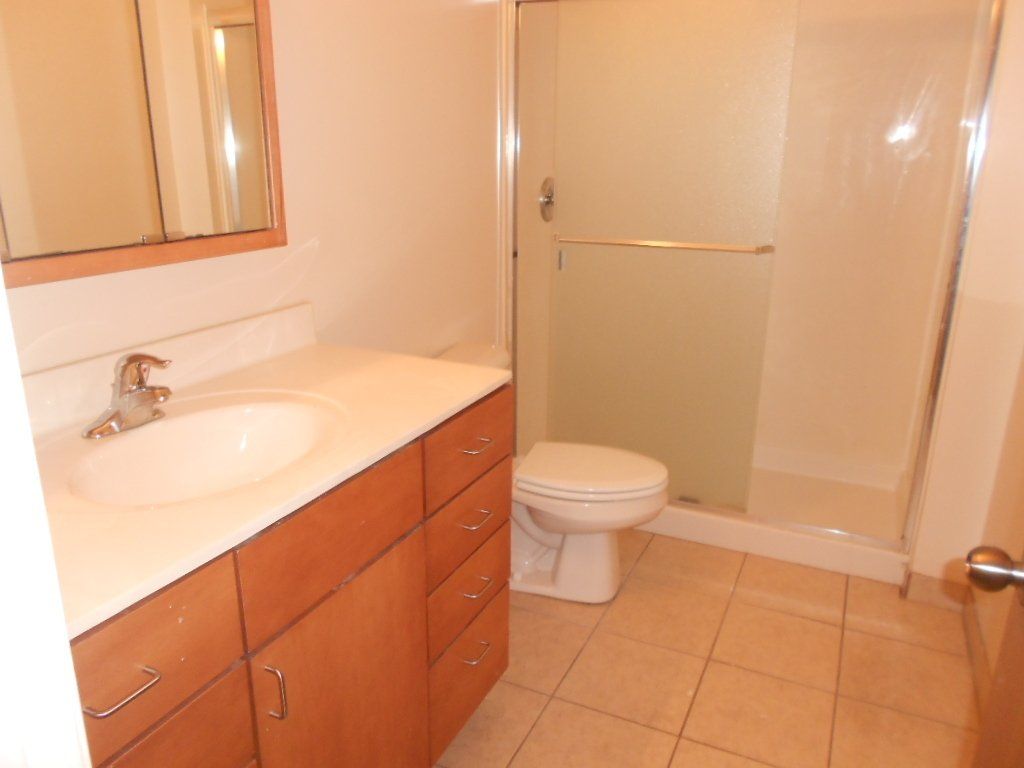 2471-2473 N. Wall St bathroom