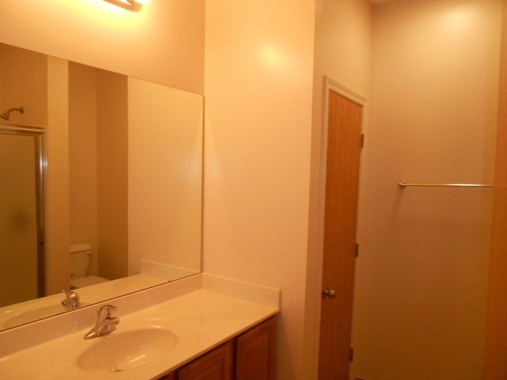 2474-2492 Neil Ave bathroom 2