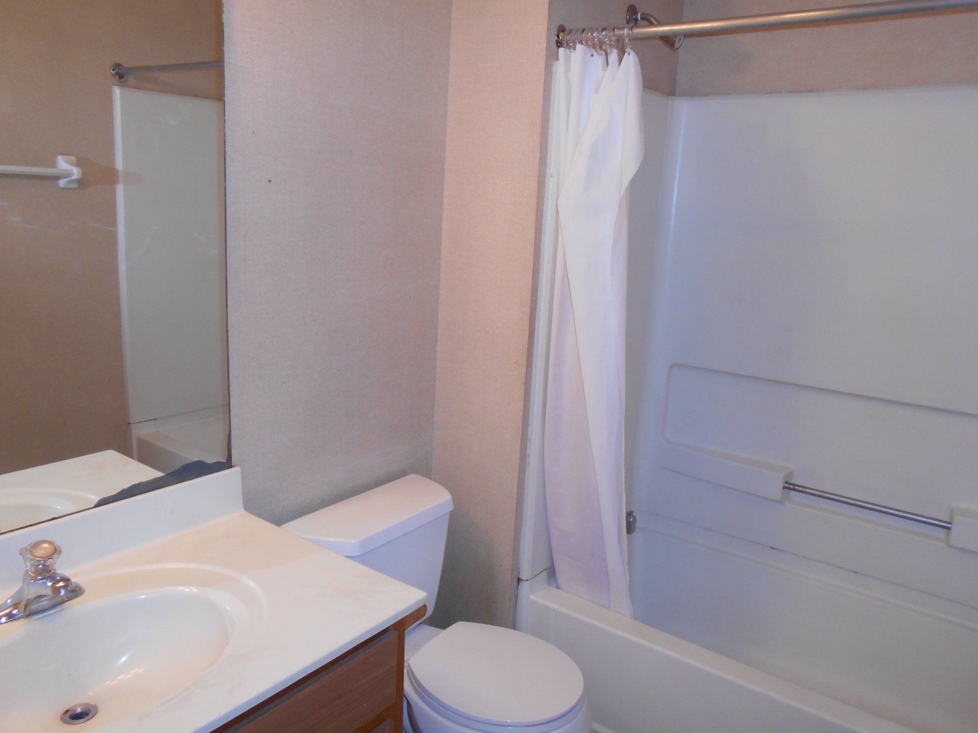 175 E. 13th Ave. Apt. 2A & Apt. 2B- Bathroom 02