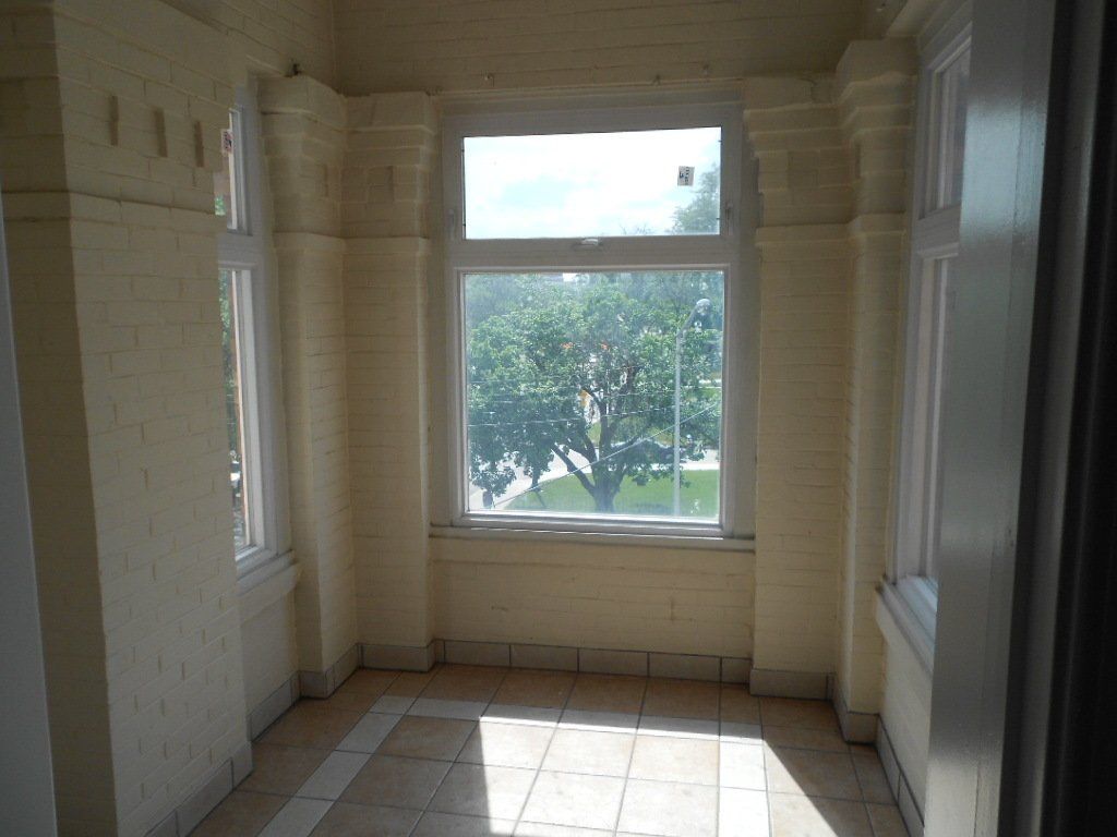 1694-1702 N. High St (1694) interior