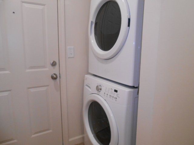 109 W. 8th Ave laundry