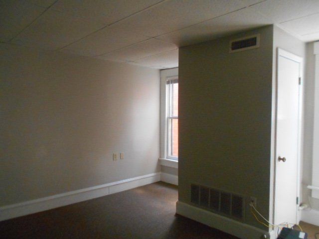 2307 1/2 -2309 1/2 N. High St. - Living Room 01