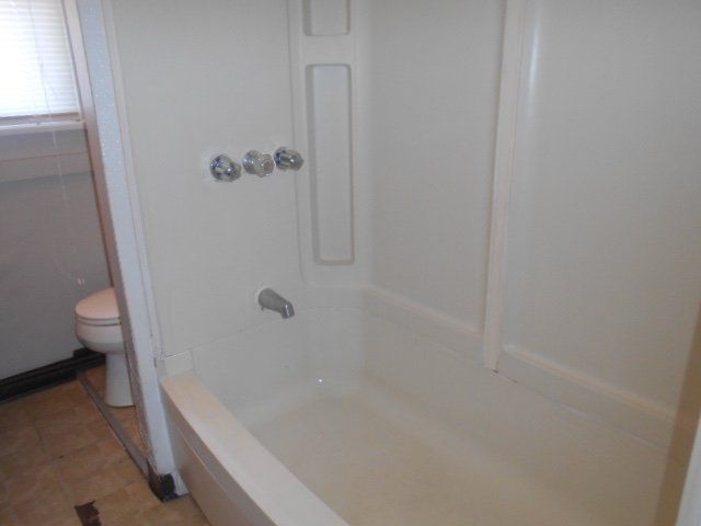 2307 1/2 -2309 1/2 N. High St. - Bathroom 02