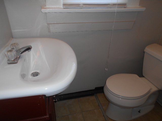 2307 1/2 -2309 1/2 N. High St. - Bathroom 01